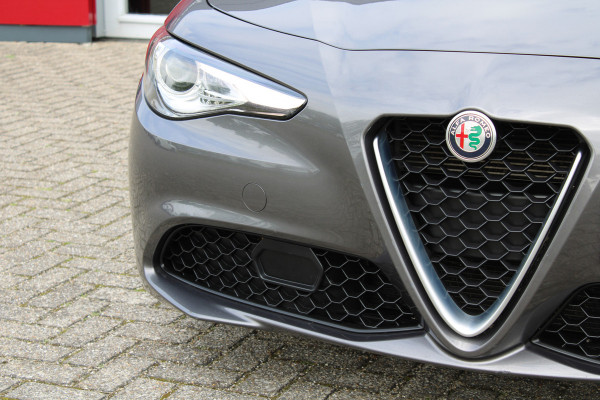Alfa Romeo Giulia 2.0T Super | Veloce interieur | Stuur\stoel verwarming | Xenon | Regen\lichtsensor