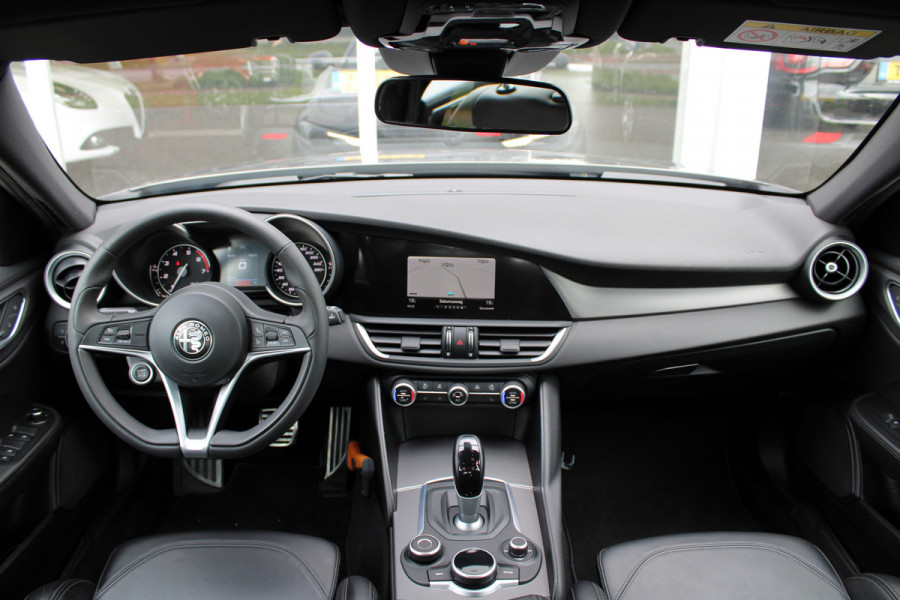 Alfa Romeo Giulia 2.0T Super | Veloce interieur | Stuur\stoel verwarming | Xenon | Regen\lichtsensor