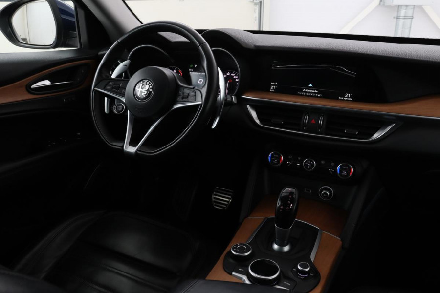 Alfa Romeo Stelvio 2.0T AWD Super | Leder | Stoel & stuurverwarming | Camera | Navigatie | Memory | Xenon | Keyless | Cruise control