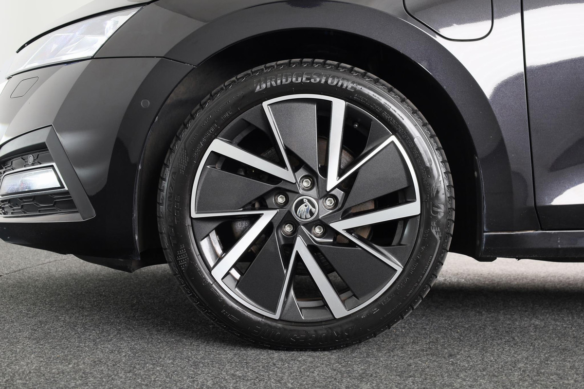 Škoda Octavia Combi 1.4 TSI iV PHEV Business Edition Plus 204 pk | Panoramadak | Navigatie | Parkeersensoren (Park assist) | Achteruitrijcamera | Stoelverwarming v/a |