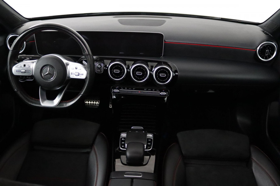 Mercedes-Benz A-Klasse 200 Business Solution AMG Night Upgrade Automaat (PANORAMADAK, CAMERA, STOELVERWARMING, NAVIGATIE, NL-AUTO)