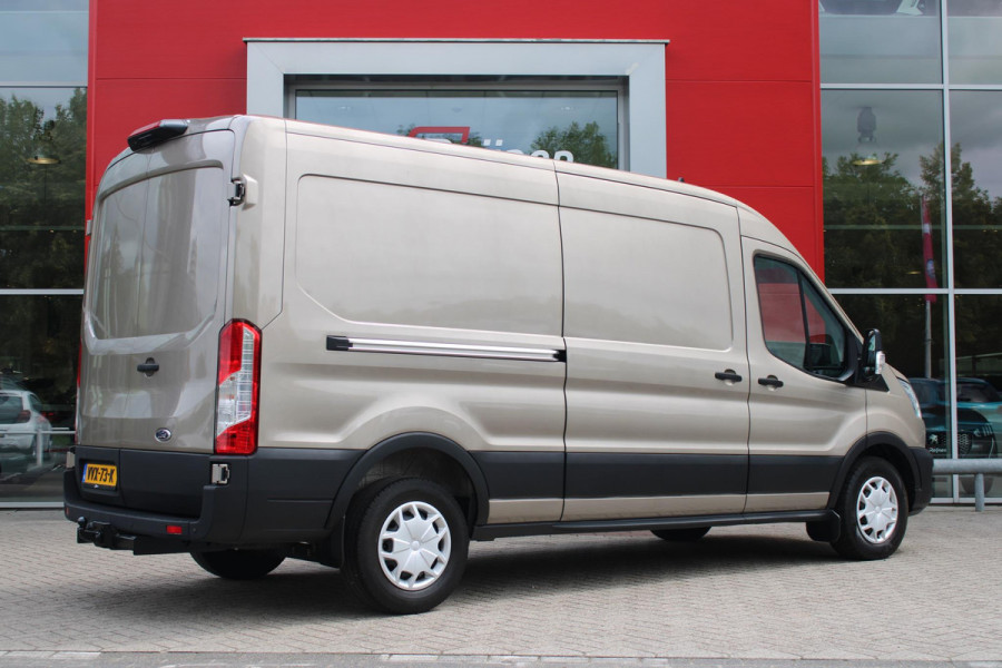 Ford Transit 350 2.0 TDCI 130PK L3H2 TREND | LAADKLEP IDEAAL VOOR CATERING BEDRIJVEN! | ACHTERUIRIJ CAMERA | DAB+ RADIO | TREKHAAK | LANE ASSIST | VERWARMBARE VOORRUIT | APPLE CARPLAY/ANDROID AUTO | 3-ZITS |