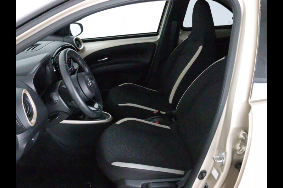 Toyota Aygo X 1.0 VVT-i AUTOMAAT PULSE-PACK CARPLAY NAVI GARANTIE TOT 2033 Camera. Safety sense.17 inch LM velgen