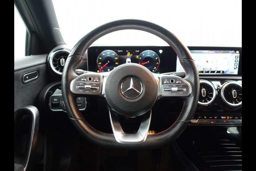 Mercedes-Benz A-Klasse 180 AMG Sport Edition Aut- Xenon Led I Stoelverwarming I Sport Interieur I Camera I Navi I Elek Trekhaak