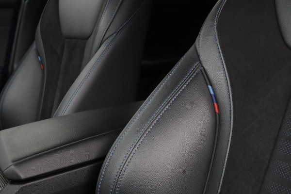 BMW 3-serie 330e M Sport | Carplay | Stoelverwarming | Trekhaak | Alcantara | Full LED | Navigatie | Sportstoelen | Park Assist | DAB+