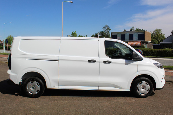 Ford Transit Custom 300 2.0-136pk EcoBlue L2H1 Trend. Profiteer nu van BPM voordeel 2024 ! , Uit voorraad leverbaar, Camera, LED koplampen, Cruise Control, Aut. Airco, App Connect, Winterpack