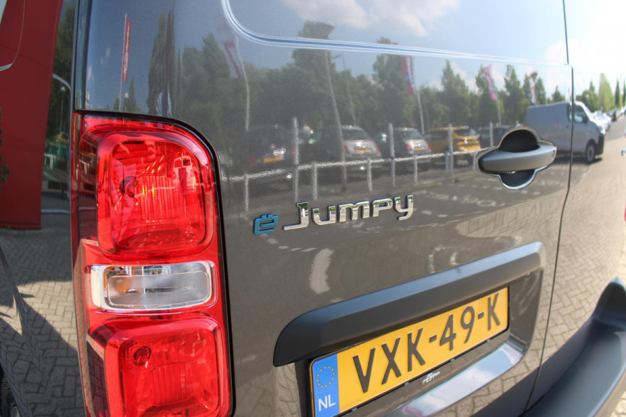 Citroën ë-Jumpy L2 136PK AUTOMAAT 75 kWh | 18 STUKS OP VOORRAAD!| NAVIGATIE 10" TOUCHSCREEN | ACHTERUITRIJ CAMERA | APPLE CARPLAY/ANDROID AUTO | PARKEERSENSOREN | CRUISE CONTROL | DAB+ RADIO | NIEUWE BUS! | 3-ZITS |