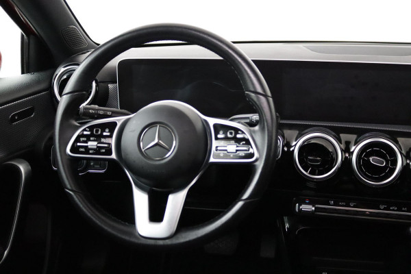 Mercedes-Benz A-Klasse 180 Business Solution AMG Automaat (PANORAMADAK, CAMERA, STOELVERWARMING, CRUISE, PDC V+A)