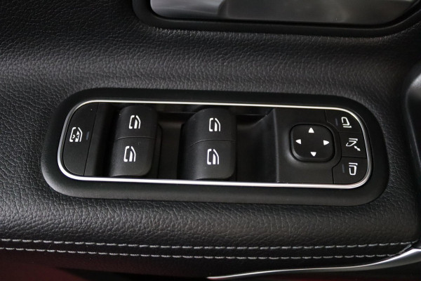 Mercedes-Benz A-Klasse 180 Business Solution AMG Automaat (PANORAMADAK, CAMERA, STOELVERWARMING, CRUISE, PDC V+A)