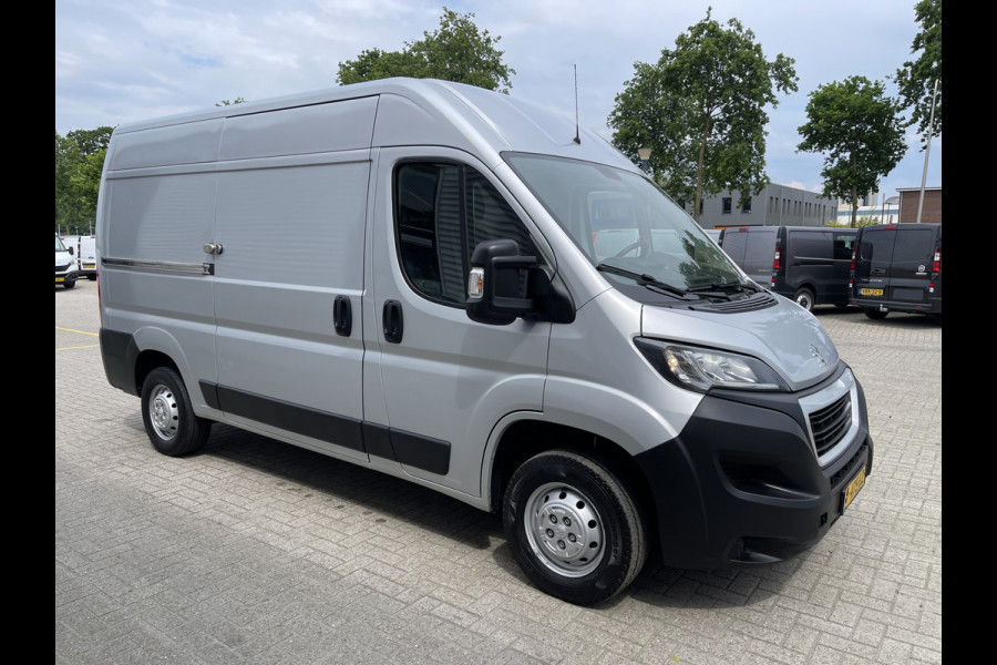 Peugeot Boxer 333 2.0 BlueHDI 164pk L2H2 Premium / vaste prijs rijklaar € 16.950 ex btw / lease vanaf € 329 / airco / cruise / navi / achteruit rijcamera / trekhaak 2500 kg !