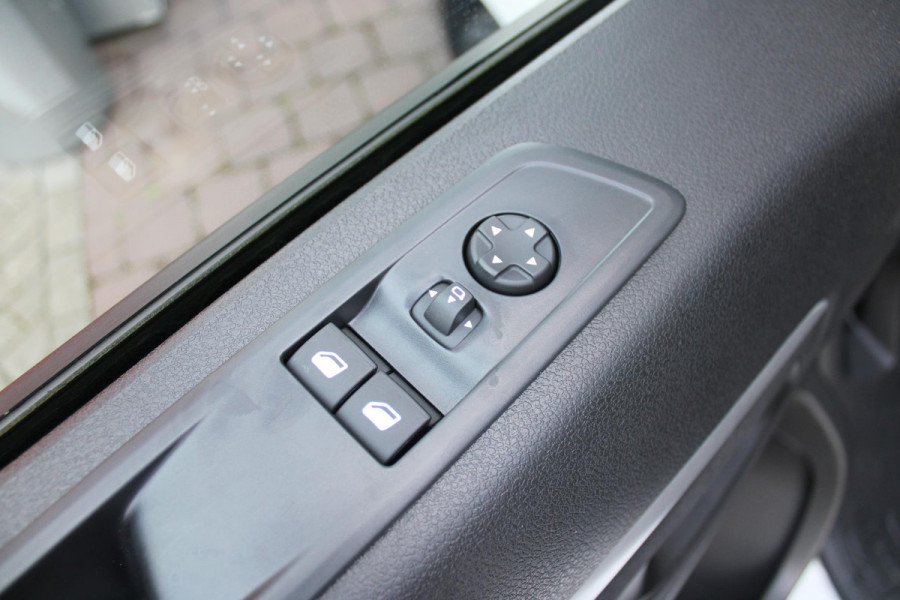 Citroën ë-Jumpy L3 136PK AUTOMAAT DC 75 kWh | 18 STUKS OP VOORRAAD! | DUBBELE CABINE | NAVIGATIE 10" TOUCHSCREEN | APPLE CARPLAY/ANDROID AUTO | ACHTERUITRIJ CAMERA | CRUISE CONTROL | 6-ZITS | REGEN/LICHT SENSOR | DAB+ RADIO | NIEUWE BUS! |