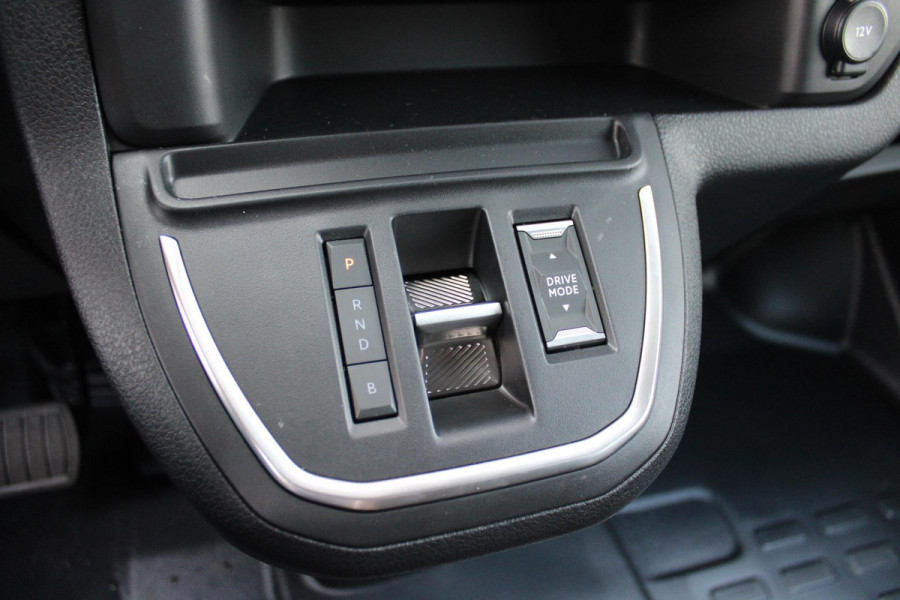 Citroën ë-Jumpy L3 136PK AUTOMAAT DC 75 kWh | 18 STUKS OP VOORRAAD! | DUBBELE CABINE | NAVIGATIE 10" TOUCHSCREEN | APPLE CARPLAY/ANDROID AUTO | ACHTERUITRIJ CAMERA | CRUISE CONTROL | 6-ZITS | REGEN/LICHT SENSOR | DAB+ RADIO | NIEUWE BUS! |