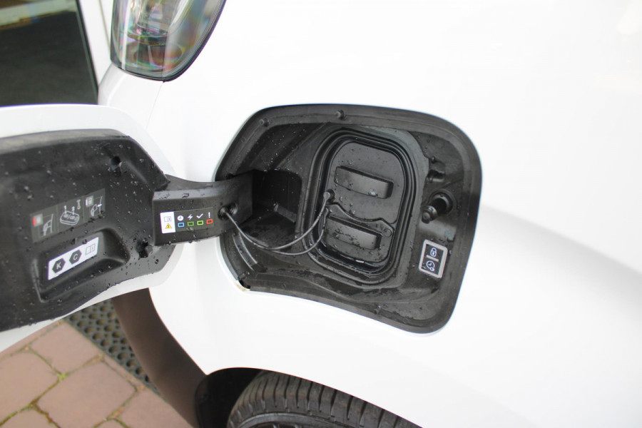 Citroën ë-Jumpy L3 136PK AUTOMAAT DC 75 kWh | 18 STUKS OP VOORRAAD! | DUBBELE CABINE | NAVIGATIE 10" TOUCHSCREEN | APPLE CARPLAY/ANDROID AUTO | ACHTERUITRIJ CAMERA | CRUISE CONTROL | 6-ZITS | REGEN/LICHT SENSOR | DAB+ RADIO | NIEUWE BUS! |