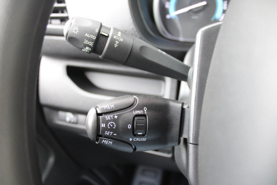 Citroën ë-Jumpy L3 136PK AUTOMAAT DC 75 kWh | 18 STUKS OP VOORRAAD! | DUBBELE CABINE | NAVIGATIE 10" TOUCHSCREEN | APPLE CARPLAY/ANDROID AUTO | ACHTERUITRIJ CAMERA | CRUISE CONTROL | 6-ZITS | REGEN/LICHT SENSOR | DAB+ RADIO | NIEUWE BUS! |