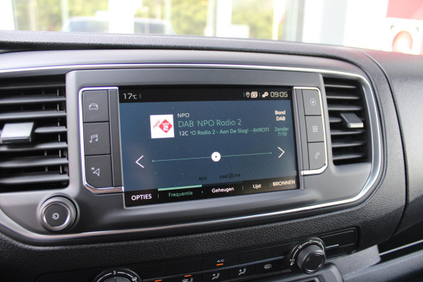 Citroën ë-Jumpy L3 136PK AUTOMAAT DC 75 kWh | 18 STUKS OP VOORRAAD! | DUBBELE CABINE | NAVIGATIE 10" TOUCHSCREEN | APPLE CARPLAY/ANDROID AUTO | ACHTERUITRIJ CAMERA | CRUISE CONTROL | 6-ZITS | REGEN/LICHT SENSOR | DAB+ RADIO | NIEUWE BUS! |