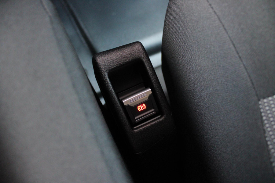 Citroën ë-Jumpy L3 136PK AUTOMAAT DC 75 kWh | 18 STUKS OP VOORRAAD! | DUBBELE CABINE | NAVIGATIE 10" TOUCHSCREEN | APPLE CARPLAY/ANDROID AUTO | ACHTERUITRIJ CAMERA | CRUISE CONTROL | 6-ZITS | REGEN/LICHT SENSOR | DAB+ RADIO | NIEUWE BUS! |
