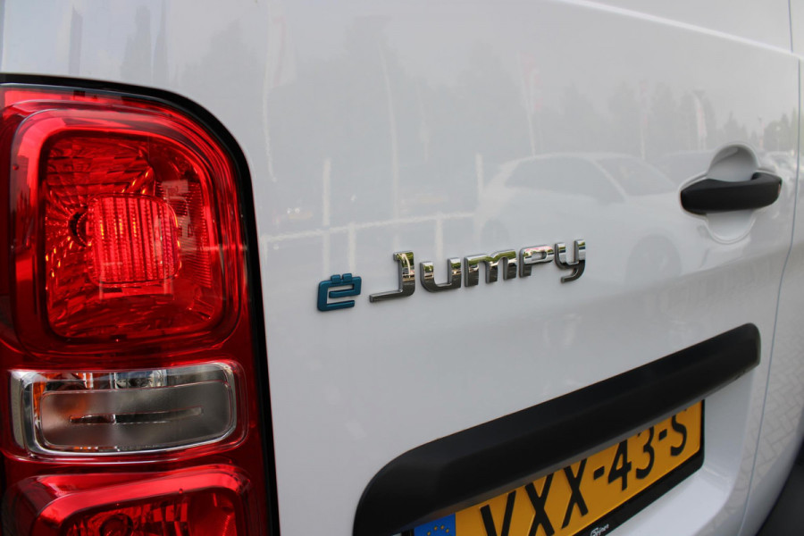 Citroën ë-Jumpy L3 136PK AUTOMAAT DC 75 kWh | 18 STUKS OP VOORRAAD! | DUBBELE CABINE | NAVIGATIE 10" TOUCHSCREEN | APPLE CARPLAY/ANDROID AUTO | ACHTERUITRIJ CAMERA | CRUISE CONTROL | 6-ZITS | REGEN/LICHT SENSOR | DAB+ RADIO | NIEUWE BUS! |