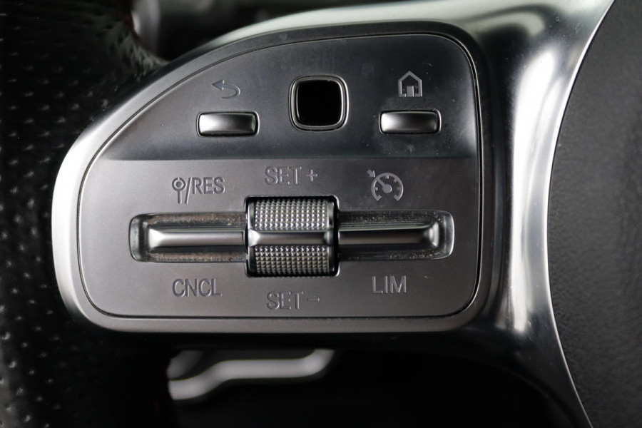 Mercedes-Benz A-Klasse 160 Business Solution AMG Sport (CAMERA, STOELVERWARMING, NAVIGATIE, CRUISE, PDC V+A, NL-AUTO)