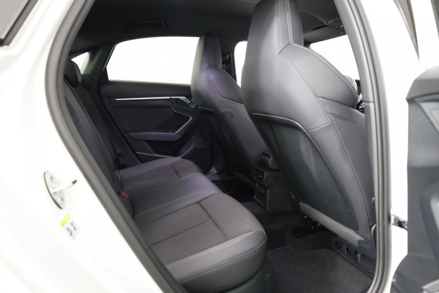Audi A3 Limousine 30 TFSI S edition 110PK Automaat | Verlengde garantie | 18 "LM velgen | Zwart optiek plus incl. zwart dak |
