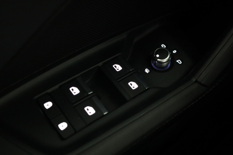 Audi A3 Limousine 30 TFSI S edition 110PK Automaat | Verlengde garantie | 18 "LM velgen | Zwart optiek plus incl. zwart dak |