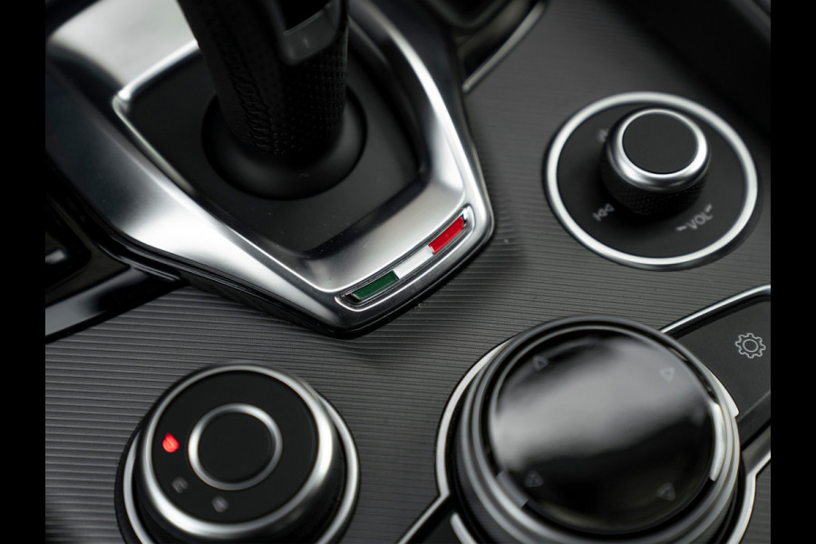 Alfa Romeo Giulia 2.2 230pk | MY21 | Veloce stoelen | Adapt. cruise | 19 inch Q | Camera
