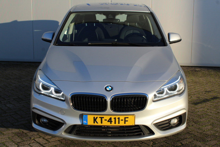 BMW 2 Serie Active Tourer 216i-102pk Centennial Executive. Zeer nette, goed onderhouden en erg fijn rijdende BMW ! Volautm. airco dual, cruise cntrl, navigatie, telefoonvoorb., boordcomputer, LM wielen, metallic lak, set winterwielen etc.