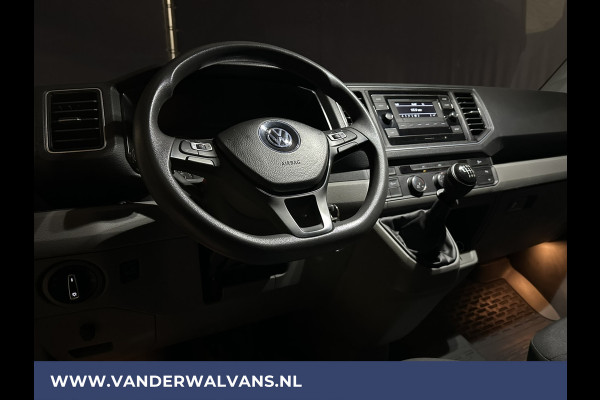 Volkswagen Crafter 2.0 TDI 140pk L3H3 L2H2 Euro6 Airco | 3000kg Trekvermogen | Cruisecontrol | Parkeersensoren Bijrijdersbank, verwarmde voorruit, multimedia voorbereiding