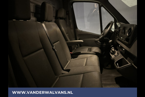 Mercedes-Benz Sprinter 317 CDI 170pk L3H2 Euro6 Airco | Stoelverwarming | Cruisecontrol | Camera Chauffeursstoel, 270graden achterdeuren, Apple carplay + Android auto, MBUX