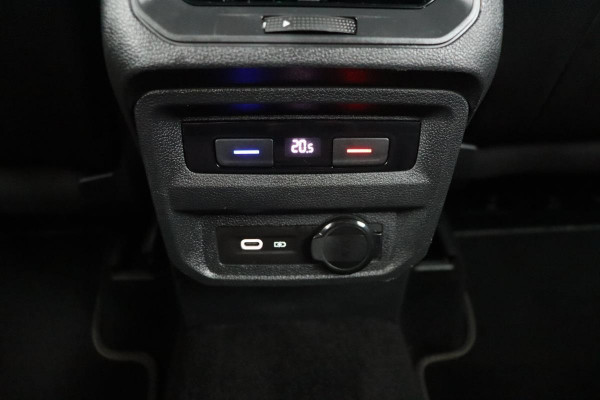 Volkswagen Tiguan 1.5 TSI R-Line | Trekhaak | Matrix LED | Carplay | Active Info | PDC | Navigatie | Keyless | Adaptive Cruise | DAB+