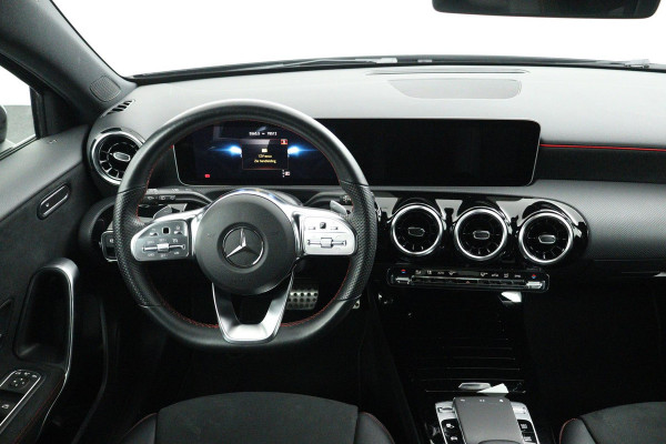 Mercedes-Benz A-Klasse 180 Business Solution AMG Automaat (NAVIGATIE, STOELVERWARMING, CAMERA, 1e EIGENAAR, GOED ONDERHOUDEN)
