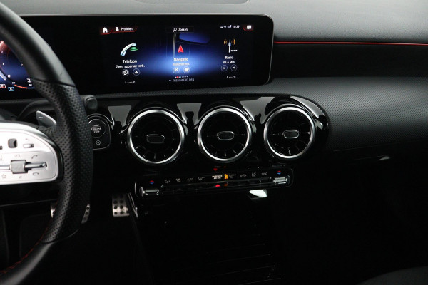 Mercedes-Benz A-Klasse 180 Business Solution AMG Automaat (NAVIGATIE, STOELVERWARMING, CAMERA, 1e EIGENAAR, GOED ONDERHOUDEN)