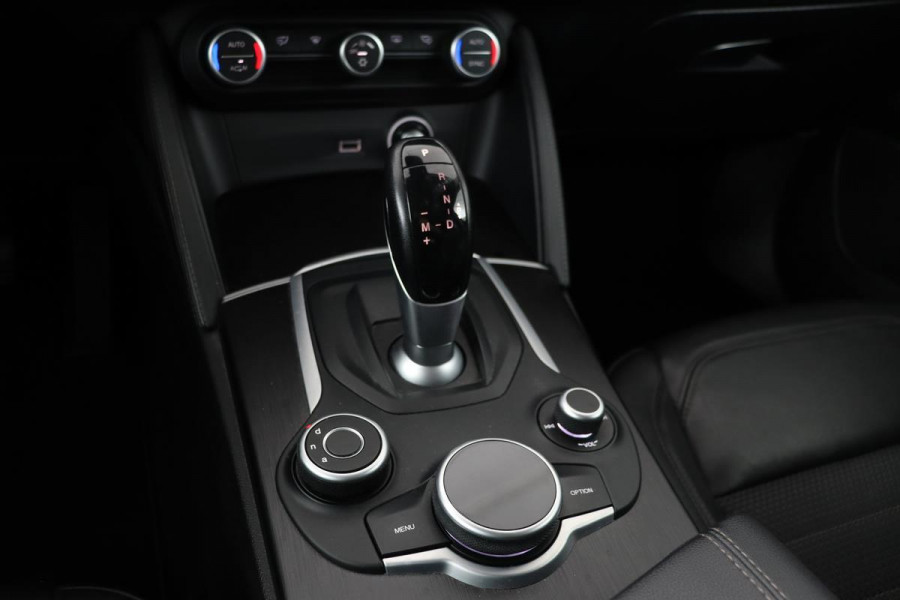 Alfa Romeo Stelvio 2.2d Super | Trekhaak | Camera | Navigatie | Half leder | Climate control | DAB+ | Bluetooth | Cruise control | PDC | Getint glas
