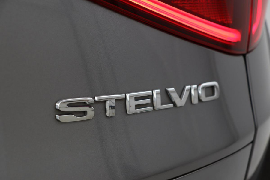 Alfa Romeo Stelvio 2.2d Super | Trekhaak | Camera | Navigatie | Half leder | Climate control | DAB+ | Bluetooth | Cruise control | PDC | Getint glas