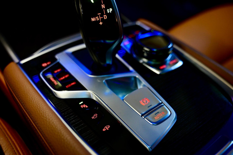 BMW 7 Serie 750i xDrive M-Sport - Stoelventilatie - Adapt. Cruise - Soft-Close - Schuifdak - Zonnerollo -