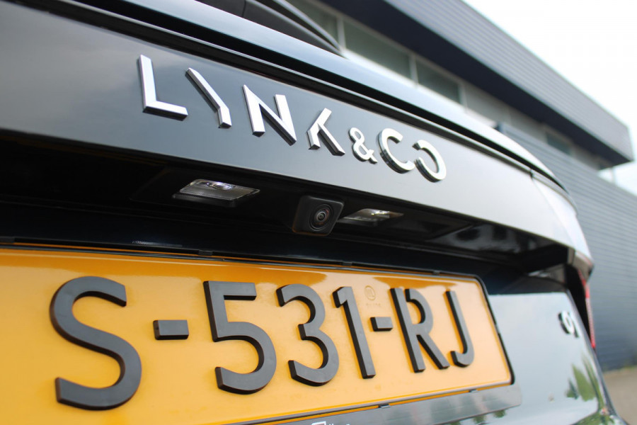 Lynk & Co 01 1.5 261PK PHEV ORGINELE NEDERLANDSE AUTO | BLACK PACK | PANORAMA SCHUIF / KANTELDAK | 360° CAMERA | INFINTY AUDIO | DODEHOEK DETECTIE | NAVIGATIE | DASHBOARD CAMERA | ELEKTRISCHE STOELVERSTELLING MET GEHEUGEN | DAB+ RADIO | DRAADLOZE APPLE CARPLAY/ANDROID AUTO | DRAADLOZE TELEFOONLADER | ELEKTRISCHE ACHTERKLEP |