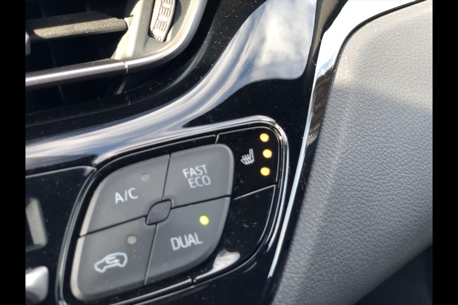 Toyota C-HR 1.8 Hybrid Bi-Tone Plus | Leer, Dodehoekherkenning, Navigatie, LED, Stoel + Stuurverwarming, 18inch, Parkeersensoren, Zeer compl