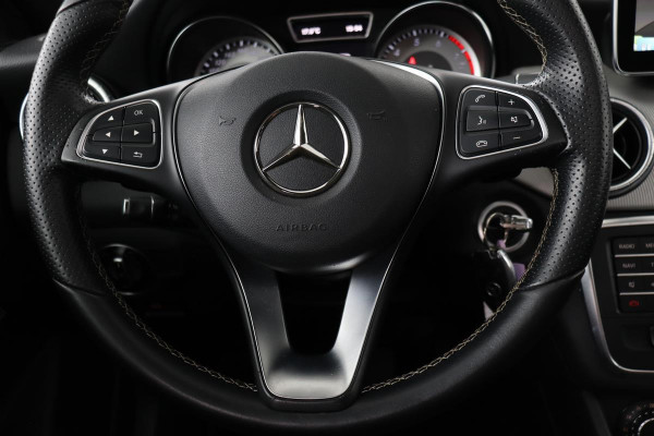 Mercedes-Benz CLA-Klasse 180 Urban | Panoramadak | Stoelverwarming | Trekhaak | Xenon | Navigatie | Park Assist | Half leder