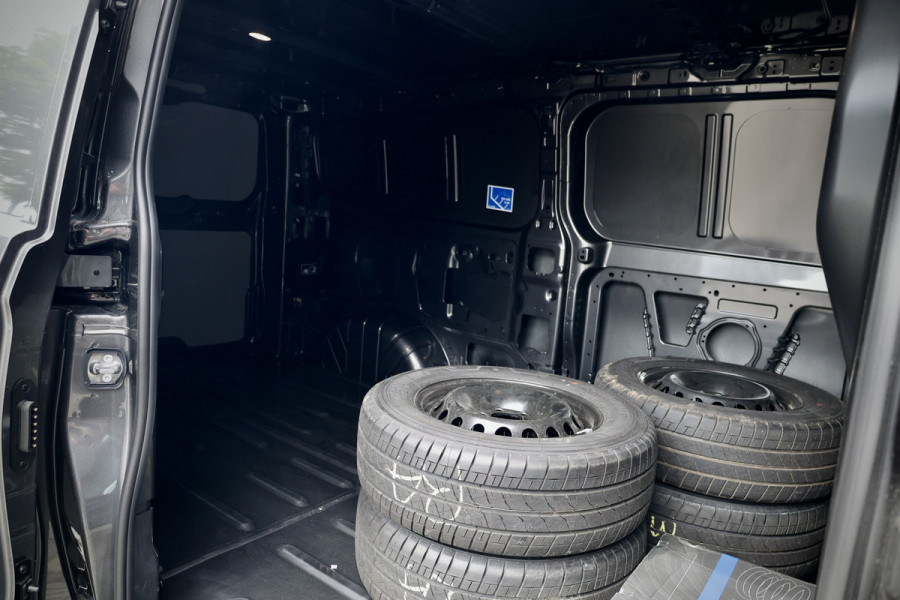 Ford Transit Custom 320 2.0 TDCI 170PK L2H1 AUT | ACC | Blind Spot | Camera | Lane Assist | Stoelverwarming | LED | Apple CarPlay | L+R Schuifdeur | | Raptor Edition | Cobra verlagingsveren | Lederen bekleding | Trekhaak | 3-Zitter