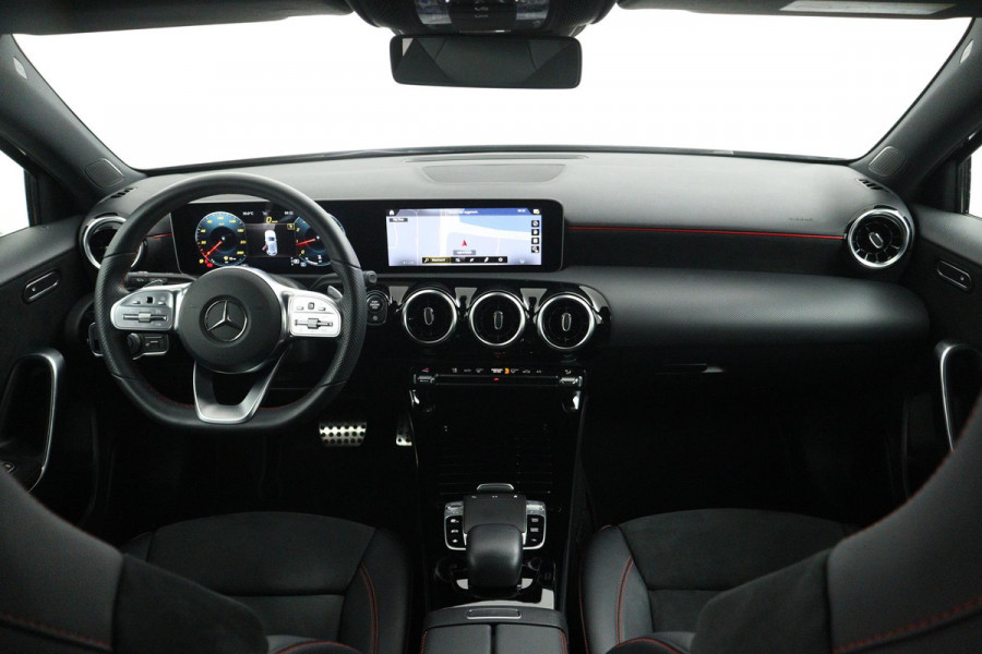 Mercedes-Benz A-Klasse 180 Business Solution AMG(1e Eig, NL auto, Dealer onderhoud, Navi Groot, StoelV, Camera, Carplay, Etc)