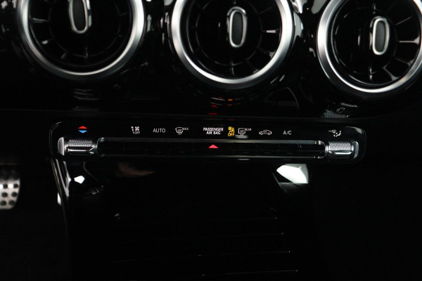 Mercedes-Benz A-Klasse 180 Business Solution AMG(1e Eig, NL auto, Dealer onderhoud, Navi Groot, StoelV, Camera, Carplay, Etc)