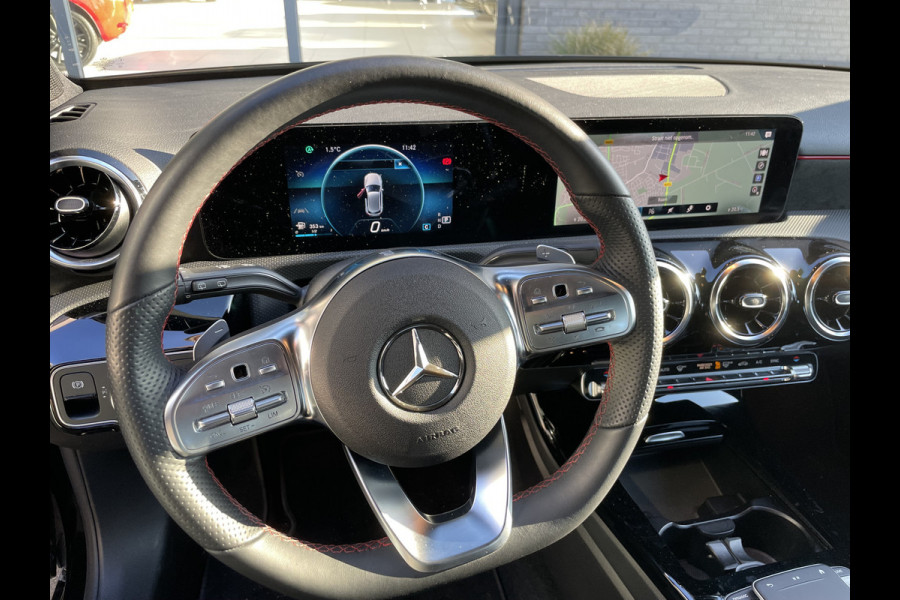 Mercedes-Benz A-Klasse 200 Business Solution AMG Clim. control - Cruise control - Start/stop - Navi systeem - Radio/DAB/Tel.vb - A-uitrijcamera - MF lederen stuurwiel - ML - LMV - Parks V+A - voorst. V+V - ramen  V+A  - Sportstoelen/sportst