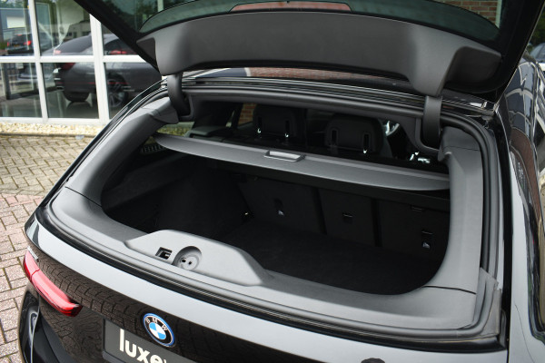 BMW 3 Serie Touring 330e xDrive M-Sport Pano ACC HUD Leder HiFi 18inch