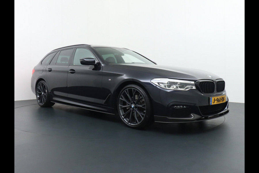 BMW 5 Serie Touring 520i M Sport Competition uitgevoerd ZEER COMPLEET | DEALER ONDERHOUDEN | PANO | LEDER