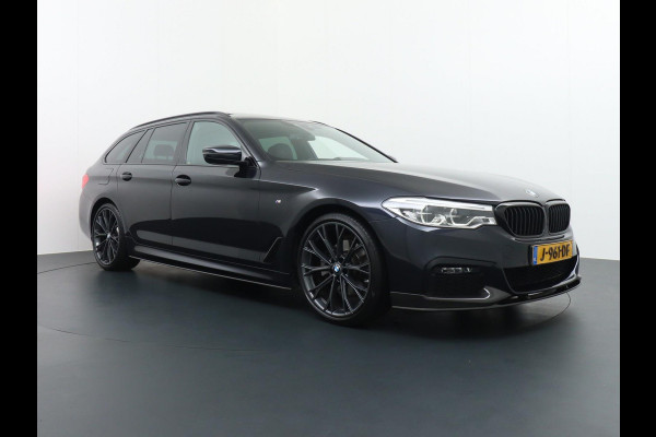 BMW 5 Serie Touring 520i M Sport Competition uitgevoerd ZEER COMPLEET | DEALER ONDERHOUDEN | PANO | LEDER