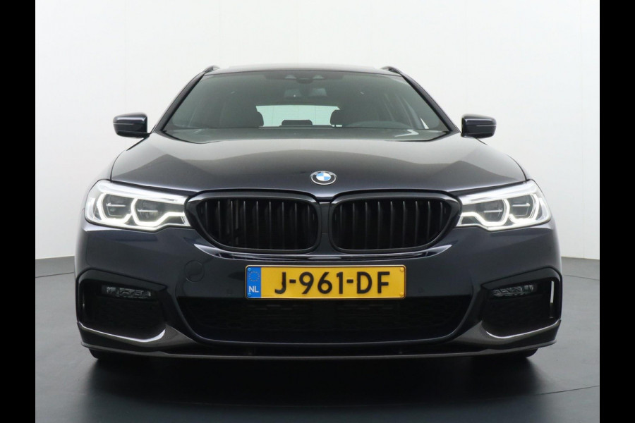 BMW 5 Serie Touring 520i M Sport Competition uitgevoerd ZEER COMPLEET | DEALER ONDERHOUDEN | PANO | LEDER