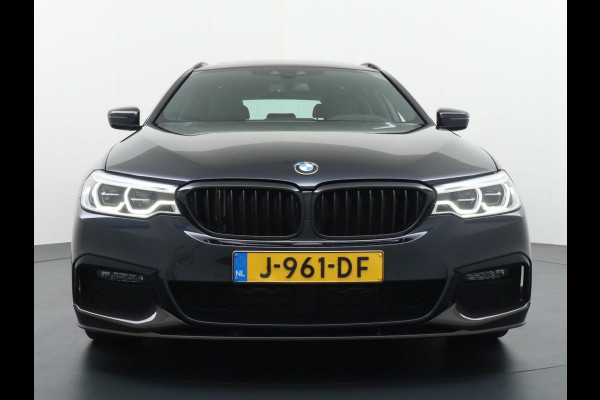 BMW 5 Serie Touring 520i M Sport Competition uitgevoerd ZEER COMPLEET | DEALER ONDERHOUDEN | PANO | LEDER