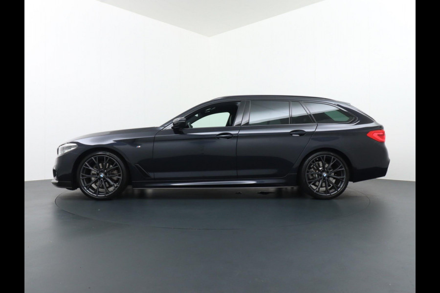 BMW 5 Serie Touring 520i M Sport Competition uitgevoerd ZEER COMPLEET | DEALER ONDERHOUDEN | PANO | LEDER