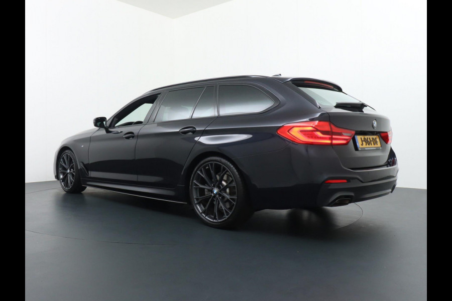 BMW 5 Serie Touring 520i M Sport Competition uitgevoerd ZEER COMPLEET | DEALER ONDERHOUDEN | PANO | LEDER