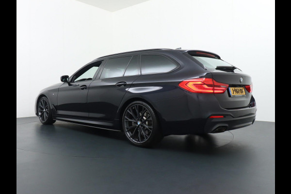 BMW 5 Serie Touring 520i M Sport Competition uitgevoerd ZEER COMPLEET | DEALER ONDERHOUDEN | PANO | LEDER