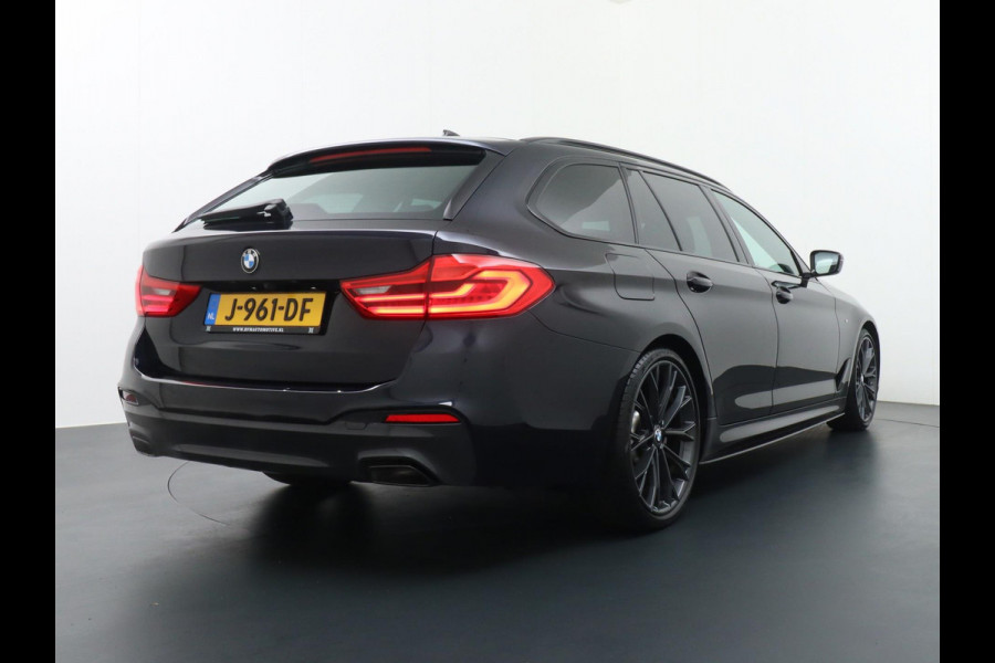 BMW 5 Serie Touring 520i M Sport Competition uitgevoerd ZEER COMPLEET | DEALER ONDERHOUDEN | PANO | LEDER